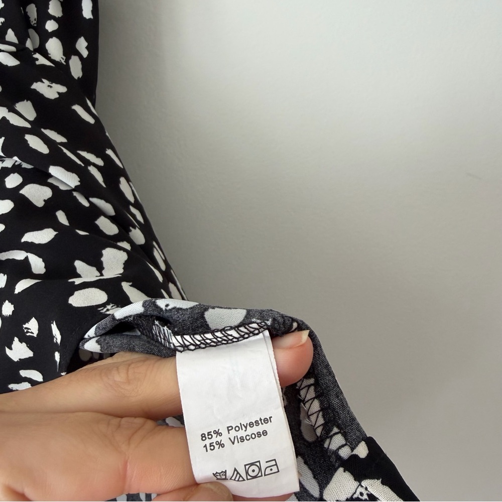 Black + White Printed Flutter Sleeve Women's Top Sz L - Picture 6 of 8
